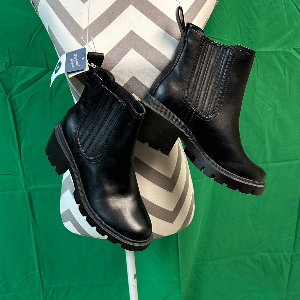 Universal Thread Black Ankle Boots